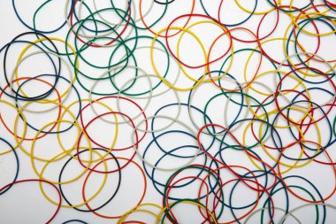 beyaz bir arka planda para için renkli kauçuk bantları ile soyut arka plan