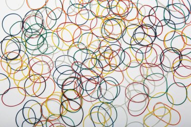 beyaz bir arka planda para için renkli kauçuk bantları ile soyut arka plan