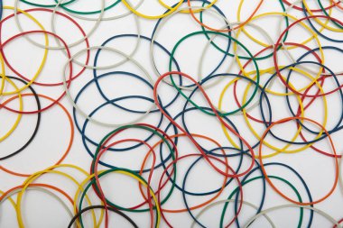 beyaz bir arka planda para için renkli kauçuk bantları ile soyut arka plan