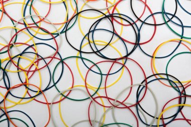 beyaz bir arka planda para için renkli kauçuk bantları ile soyut arka plan