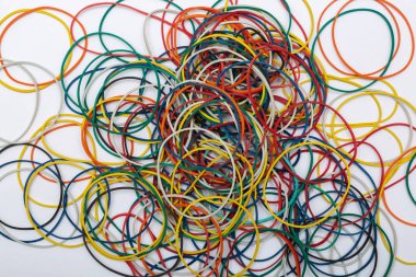 beyaz bir arka planda para için renkli kauçuk bantları ile soyut arka plan