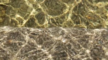 su yüzeyi arka plan, su üzerinde parıltılar, dalgalar ve güneş ışığı parıltıları