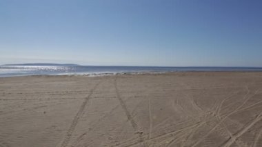  yağmurdan sonra kumlu bir plaj ile deniz kıyısı