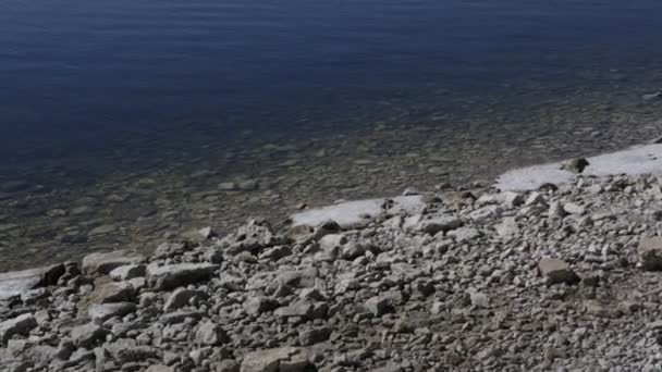 Närbild Klippiga Stranden Vatten Tvättar Stenar — Stockvideo