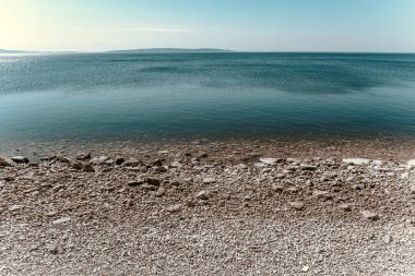 kayalık bir plaja sahip bir ada