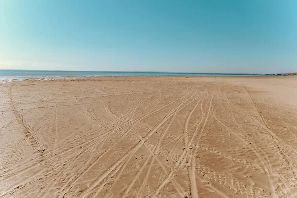 Verlaten Zandstrand Onder Turquoise Hemel — Stockfoto