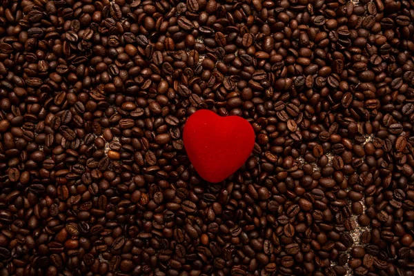 Czerwone Serce Palonych Ziaren Kawy Miłość Kawy Opy Przestrzeń — Zdjęcie stockowe