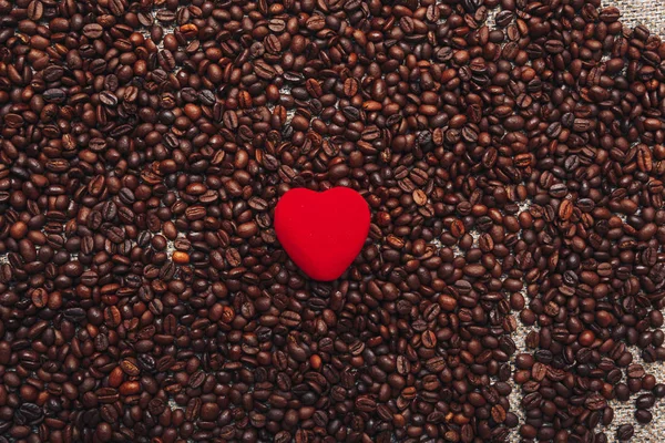 Красное Сердце Жареных Кофейных Зерен Любовь Кофе — стоковое фото