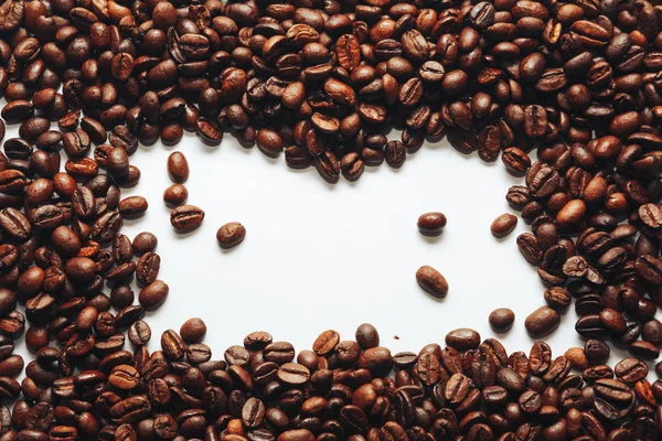 Pörkölt Kávébab Fehér Alapon Lemezterület Másolása — Stock Fotó
