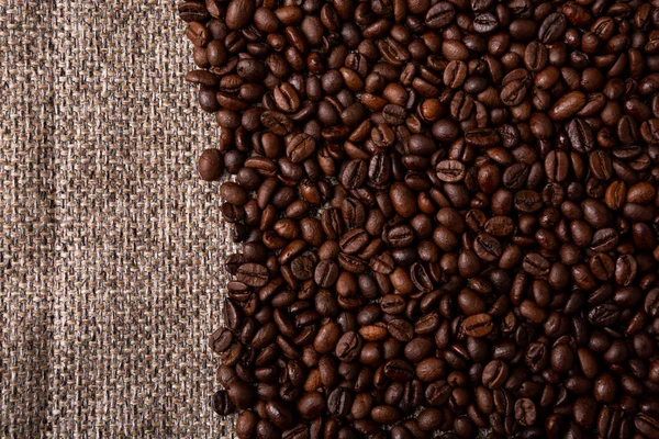 コーヒー豆とサッククロスの背景 スペースのコピー — ストック写真