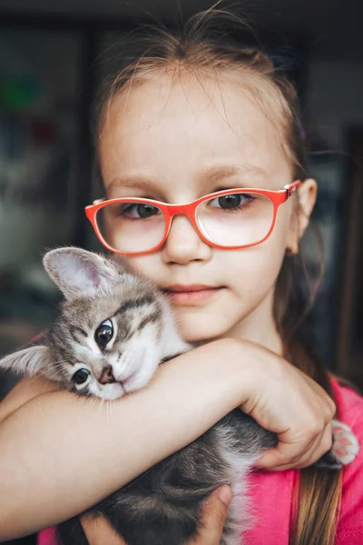 Retrato Uma Menina Com Pequeno Gatinho — Fotografia de Stock