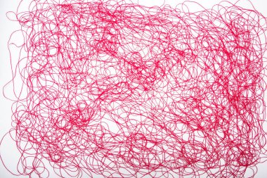 beyaz arka planda kırmızı iş parçacıkları