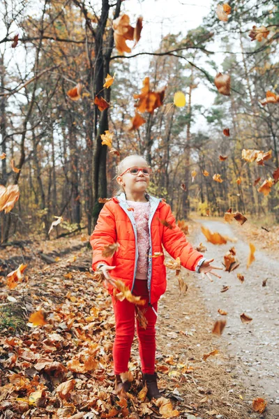Щаслива Дівчинка Кидає Листя Осінній Парк — стокове фото