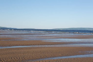 kumlu plajda lapping okyanus dalgaları
