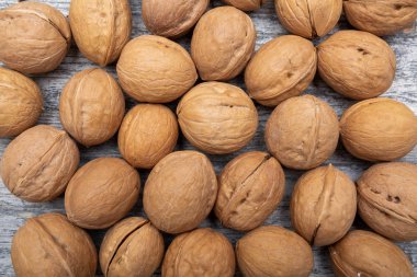 ahşap bir arka plan yakın çekim üzerinde ceviz bir saçılma