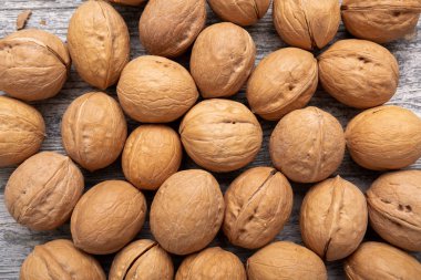 ahşap bir arka plan yakın çekim üzerinde ceviz bir saçılma