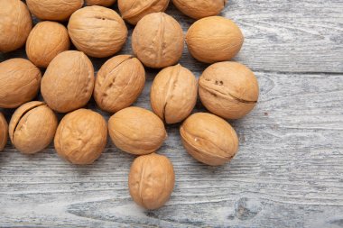 ahşap bir arka plan yakın çekim üzerinde ceviz bir saçılma