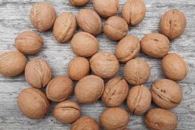 ahşap bir arka plan yakın çekim üzerinde ceviz bir saçılma