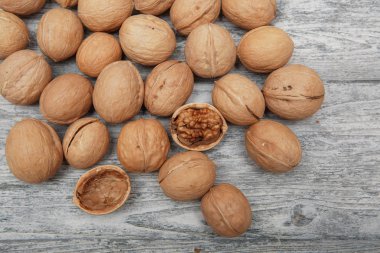 ahşap bir arka plan yakın çekim üzerinde ceviz bir saçılma