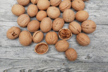 ahşap bir arka plan yakın çekim üzerinde ceviz bir saçılma