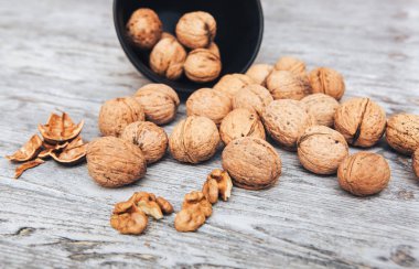 ahşap arka plan üzerinde siyah kase ceviz