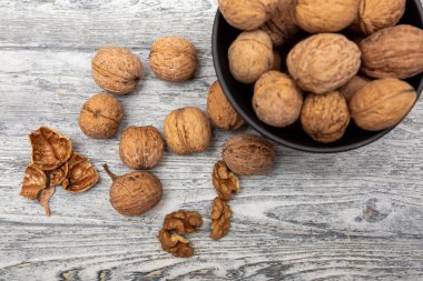 ahşap arka plan üzerinde siyah kase ceviz