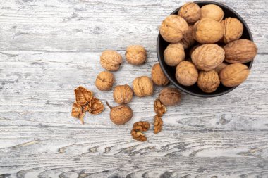 ahşap arka plan üzerinde siyah kase ceviz