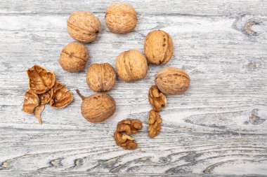 ahşap bir arka plan yakın çekim üzerinde ceviz bir saçılma