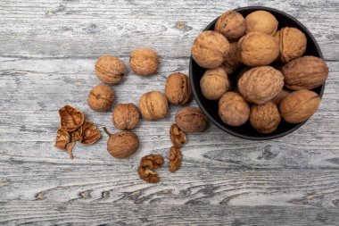 ahşap arka plan üzerinde siyah kase ceviz