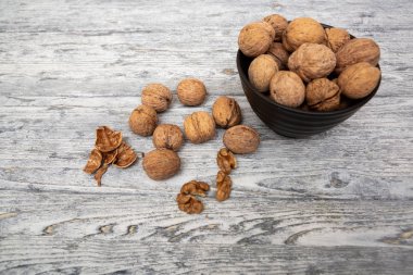 ahşap arka plan üzerinde siyah kase ceviz