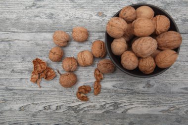 ahşap arka plan üzerinde siyah kase ceviz