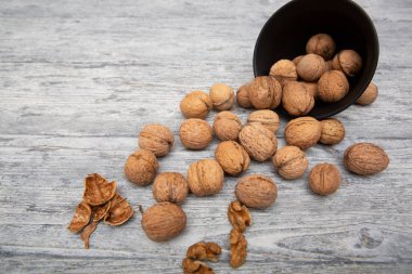 ahşap arka plan üzerinde siyah kase ceviz