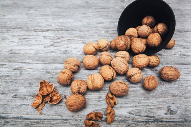 ahşap arka plan üzerinde siyah kase ceviz