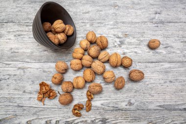 ahşap arka plan üzerinde siyah kase ceviz