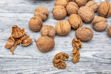 ahşap bir arka plan yakın çekim üzerinde ceviz bir saçılma