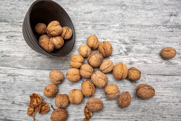 ahşap arka plan üzerinde siyah kase ceviz