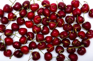 Beyaz arka planda kiraz yakın çekim