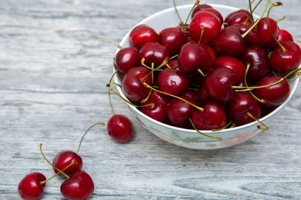 Körsbär Vit Skål Trä Bakgrund — Stockfoto