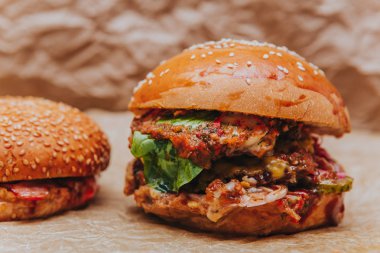 Kraft kağıt bir arka plan üzerinde lezzetli taze ev yapımı Burger