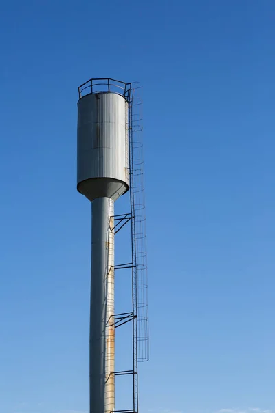 Watertoren Blauwe Hemel Achtergrond — Stockfoto