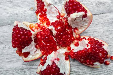 Ahşap arka planda sulu olgun nar. Nar tohumları