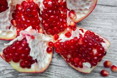 Ahşap arka planda sulu olgun nar. Nar tohumları