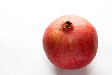 Beyaz arka planda sulu olgun nar. Bütün nar