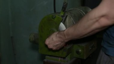 Öğütme taşı. Matkap bileme. Sanayi fabrikasında ki taşlama tekerleğinde metal matkap bileen adam. Bir metal işçisi elmas tekerleğin üzerindeki matkap parçasını biler..
