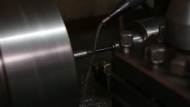 Torna iş başında. Geç gösteride eski deri. Makinenin operatörü eski bir deri üzerinde çalışır. Parça üretimi.