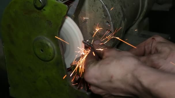 Grindstone Afiar Broca Homem Afiando Broca Metal Uma Roda Moagem — Vídeo de Stock