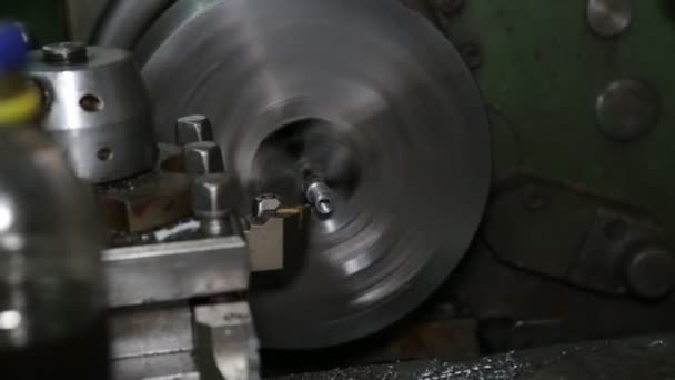 Tour en action. Vieux cuir à la fin du montre.L'opérateur de la machine travaille sur un vieux cuir. Production de pièces .