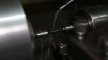 Torna iş başında. Geç gösteride eski deri. Makinenin operatörü eski bir deri üzerinde çalışır. Parça üretimi.