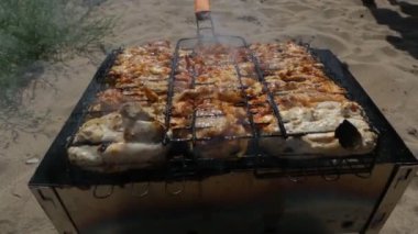 Izgara, Kızartma Taze Et, Tavuk Barbekü, Sosis, Kebap, Hamburger, sebze, Barbekü, Barbekü, deniz ürünleri. ızgara biber ve soğan. Açık havada