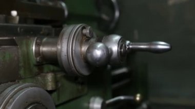 Makine operatörü eski torna makinesi üzerinde çalışır. Tornayı iş başında çevirme.